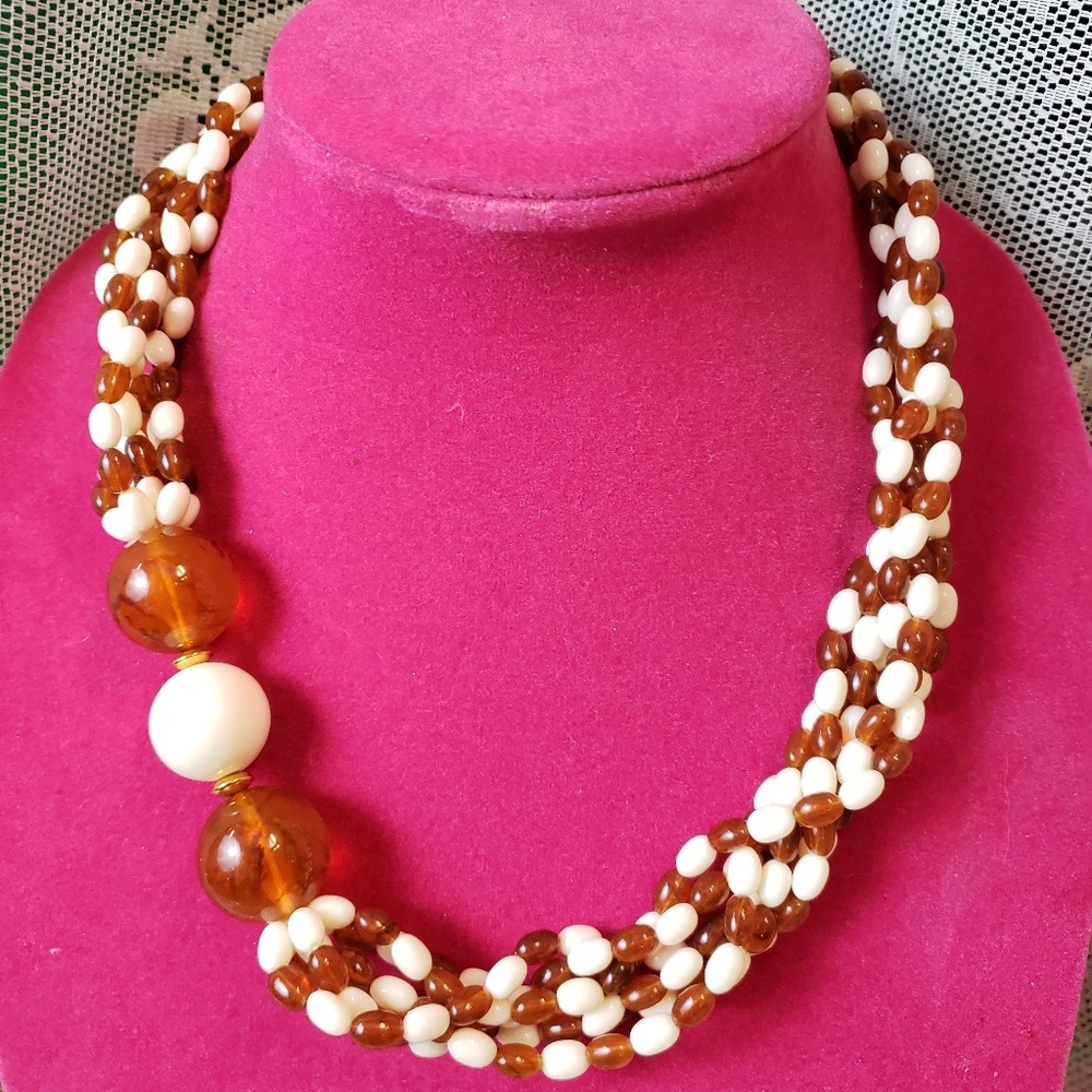 avon cosmopolitan amber lucite beaded necklace